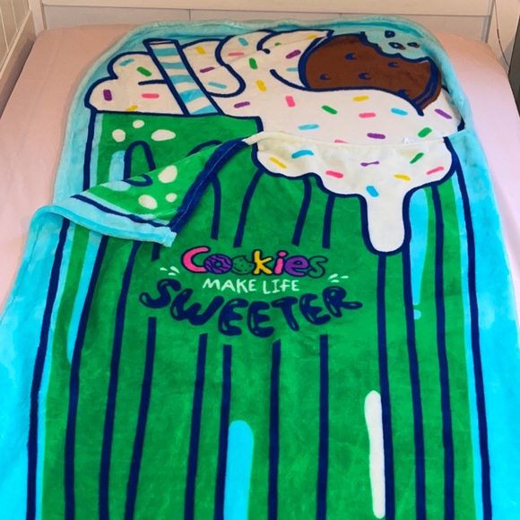 Large 6 ft Girl Scout sleeping blanket - Picture 4 of 5